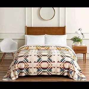 Pendleton Sherpa Blanket Throw QUEEN. L SIZE.  White Sand